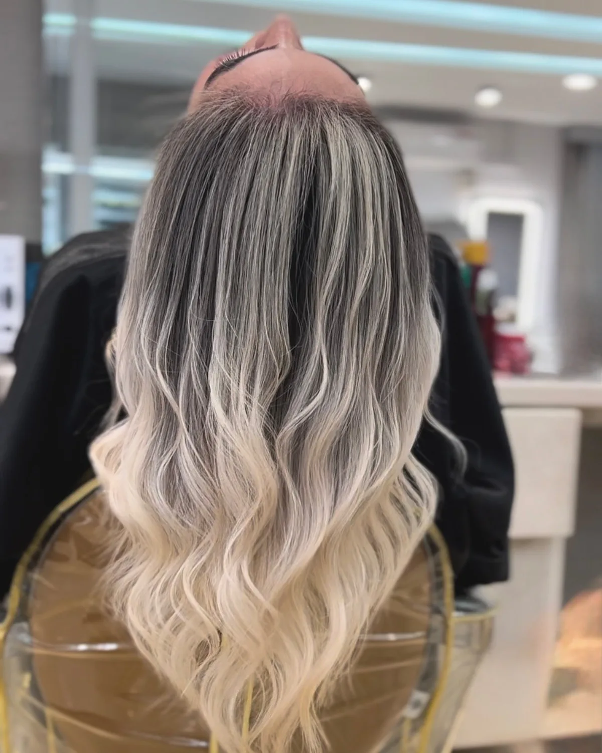 استایلیست در حال کار روی مو